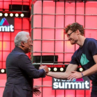 Paddy Cosgrove (derecha) saluda al primer minsitro portugués, Antonio Costa.-JOSE SENA GOULAO (EFE)