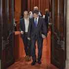 Carles Puigdemont y Jordi Turull salen de la reunión de Junts pel Sí antes del pleno del Parlament, este miércoles.-FERRAN SENDRA