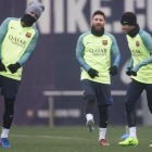 Suárez, Messi y Neymar, en el entrenamiento previo al duelo copero con la Real en el Camp Nou.-JORDI COTRINA