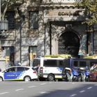 Efectivos policiales y de emergencia, en la zona donde ha tenido lugar el ataque terrorista, este jueves, en Barcelona.-PERIODICO (EFE / ANDREU DALMAU)