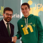 El responsable de marketing de Caja Rural de Soria, Eduardo Munilla, y el atleta soriano, Daniel Mateo.-ÁLVARO MARTÍNEZ