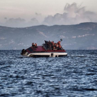 Refugiados piden socorro desde una barcaza que se hunde ante la isla de Lesbos, este viernes.-ARIS MESSINIS / AFP