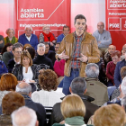 Pedro Sánchez en la asamblea celebrada ayer en el Lava, con Tudanca, López y Puente en primera fila. --J.M. LOSTAU