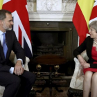 Felipe VI y Theresa May, en el número 10 de Downing Street, este jueves, 13 de julio.-EFE / BALLESTEROS