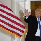 Trump saluda a los medios, en la entrada del club de golf que lleva su nombre, en Bedminster.-AFP / DON EMMERT