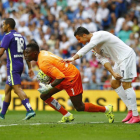 El delantero del Real Madrid Cristiano Ronaldo (d) junto al portero del Málaga Idriss Kameni en el partido de la sexta jornada de liga en Primera División.-EFE
