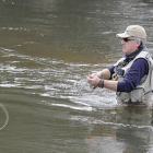 Un aficionado practica la pesca en un río de la provincia de Soria. / Valentín Guisande-