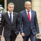 El lehendakari, Iñigo Urkullu, acompañado por el portavoz del Gobierno Vasco, Josu Erkoreka, el pasado 24 de septiembre.-EFE / DAVID AGUILAR