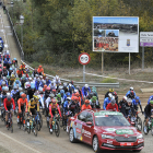 El pelotón de la Vuelta a España en el momento de abandonar la localidad de Garray. LAVUELTA.ES