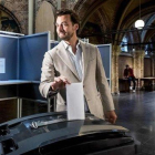 El líder del partido holandés Foro por la Democracia, Thierry Baudet, deposita su voto durante las elecciones europeas.-KOEN VAN WEEL (AFP)