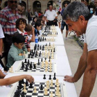 Setién, durante unas partidas simultáneas de ajedrez con escolares de la provincia de Lugo.-PEPE ALVEZ