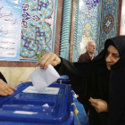 Una mujer ejerce su derecho al voto en Teherán (Irán).-ABEDIN TAHERKENAREH / EFE