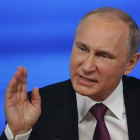 Vladimir Putin gesticula durante una rueda de prensa en Moscú.-Foto: EFE / SERGEI CHIRIKOV