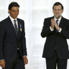 Mariano Rajoy aplaude a Rafa Nadal tras imponerle la Medalla de Oro al Mérito al Trabajo, en la Moncloa.-EFE