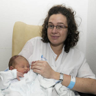 La pequeña Noa Soriano, junto a su madre, Beatriz Matute. / V.G.-