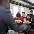 Las raciones de comida se despacharon con gran éxito.-Diego Mayor
