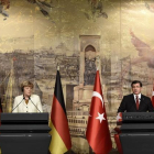 La cancillera alemana, Angela Merkel, y el primer ministro turco, Ahmet Davutoglu, en una rueda de prensa en Estambul.-AFP / BULENT KILIC