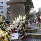 Ofrendas florales al inicio de la Rambla, en la vigilia del aniversario de los atentados del 17-A.-PAULA GONZALEZ