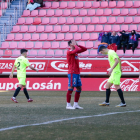 Los jugadores del Numancia se lamentan tras encajar uno de los tres goles ante el Amorebieta en la primera parte. GONZALO MONTESEGURO