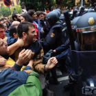 Carga policial en el IES Ramon Llull, en el referéndum del 1-O.-FERRAN NADEU