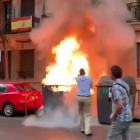 Ortega Smith apaga un fuego en unos contenedores junto a la sede de Vox en Madrid-VOX