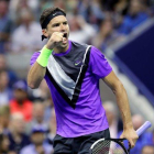 El búlgaro, número 78 de la ATP, ganó confianza y se defendió con eficacia de las subidas a red de Federer.-