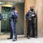 Agentes de los Mossos ante el domicilio registrado en la calle del Carme de Barcelona.-JOAN CORTADELLAS