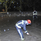 Un bombero trata de abrir un sumidero en San Prudencio en la noche del domingo.-VALENTÍN GUISANDE