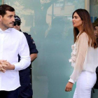 Sara carbonero e Iker Casillas, a la salida del hospital de Oporto.-LUIS VIEIRA (AP)