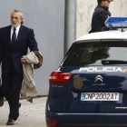 Francisco Correa llega a las instalaciones donde se juzga el caso Gürtel.-AGUSTÍN CATALÁN