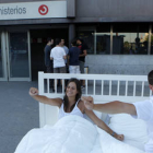 Los modelos en una cama en medio del centro financiero de Madrid. / Antonio Martínez-