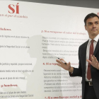 El secretario general del PSOE, Pedro Sánchez, en la presentación de algunas de sus medidas estrella.-JOSÉ LUIS ROCA