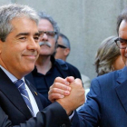 Francesc Homs y Artur Mas, ante las puertas del Tribunal Supremo, este lunes.-JUAN MANUEL PRATS
