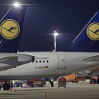 Aviones de Lufthansa en tierra por la huelga de pilotos en el aeropuerto de Hamburgo.-AXEL HEIMKEN / EFE