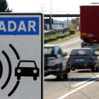 Una señal advierte de la presencia de un radar en la carretera. HDS