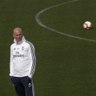 Zinedine Zidane, técnico del Madrid, durante el entrenamiento de este domingo del primer equipo.-EFE