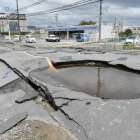 Daños causados por el terremoto en una carretera de Osaka.-KEIJI UESHO / AP