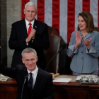 Stoltenberg, aplaudido por el vicepresidente de EEUU, Mike Pence, y a la presidenta de la Cámara de Representantes, Nancy Pelosi, durante su discurso ante el Congreso, en Washington.-CARLOS BARRIA (REUTERS)