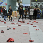 La plaza Mariano Granados repleta de zapatos rojos ayer en el acto principal del día contra el maltrato a las mujeres.-VALENTÍN GUISANDE