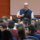 Los estudiantes interactuaron con el consejero durante el encuentro.-A.H.