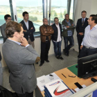 Un grupo de empresarios en la visita ayer en Molinero-V.G.