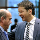 Luis de Guindos (izquierda) y Jeroen Dijsselbloem, en Bruselas.-Foto: ARCHIVO / AFP