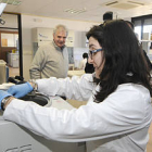 La subdelegada, María José Heredia a la derecha, en uno de los laboratorios del centro en presencia del director, Álvaro Ramos, al fondo a la izquierda. / VALENTÍN GUISANDE-