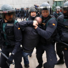 Actuación de la Guardia Civil en Sant Julià de Ramis en su intento de impedir la votación del referéndum.-RAYMOND ROIG