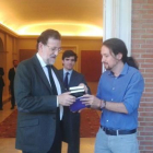 En el primer encuentro entre los dos líderes, el candidato a las presidenciales de Podemos le entrega un libro de Machado a Mariano Rajoy-Podemos
