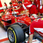 Sebastian Vettel en su parada en boxes durante el Gran Premio de Singapur.-EFE / DIEGO AZUBEL
