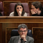 Pablo Iglesias e Irene Montero, de Unidos-Podemos, hablan en el Congreso de los Diputados.-JOSE LUIS ROCA