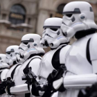 Soldados del imperio, en la plaza del Duomo de Milán, con motivo de la celebración del Día de Star Wars.-Foto:   AFP / FILIPPO MONTEFORTE