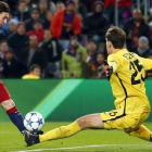 Messi eleva la pelota sobre Szeczny en la jugada del 2-0.-