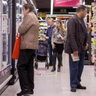 Un grupo de personas comprando en un supermercado en Barcelona.-FERRAN NADEU